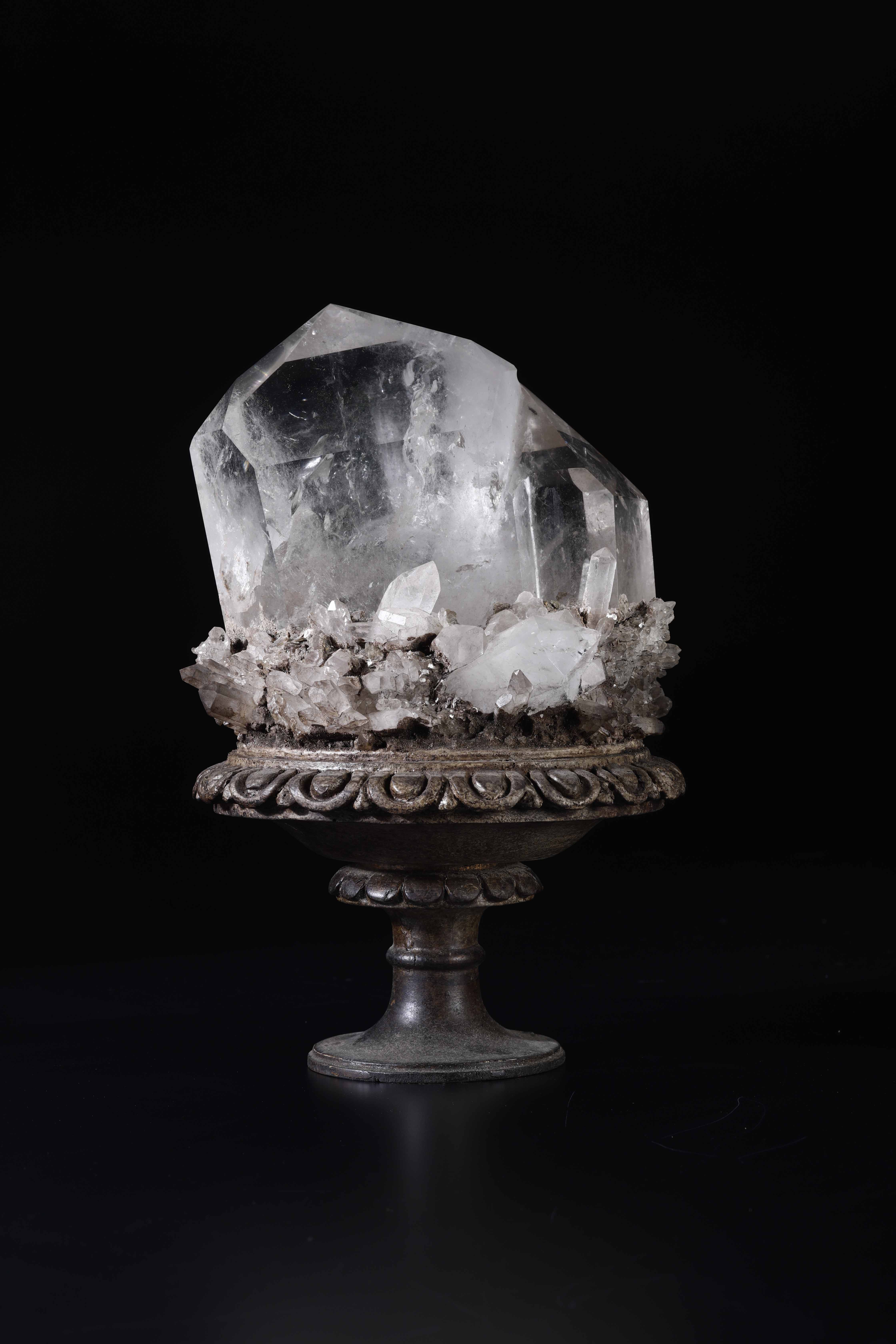 Importante cristallo di rocca su base in legno, - h cm 35 -