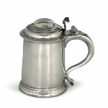 A silver tankard, R. Greene, London 1719/20 - Molten, embossed and chiselled silver. [...]