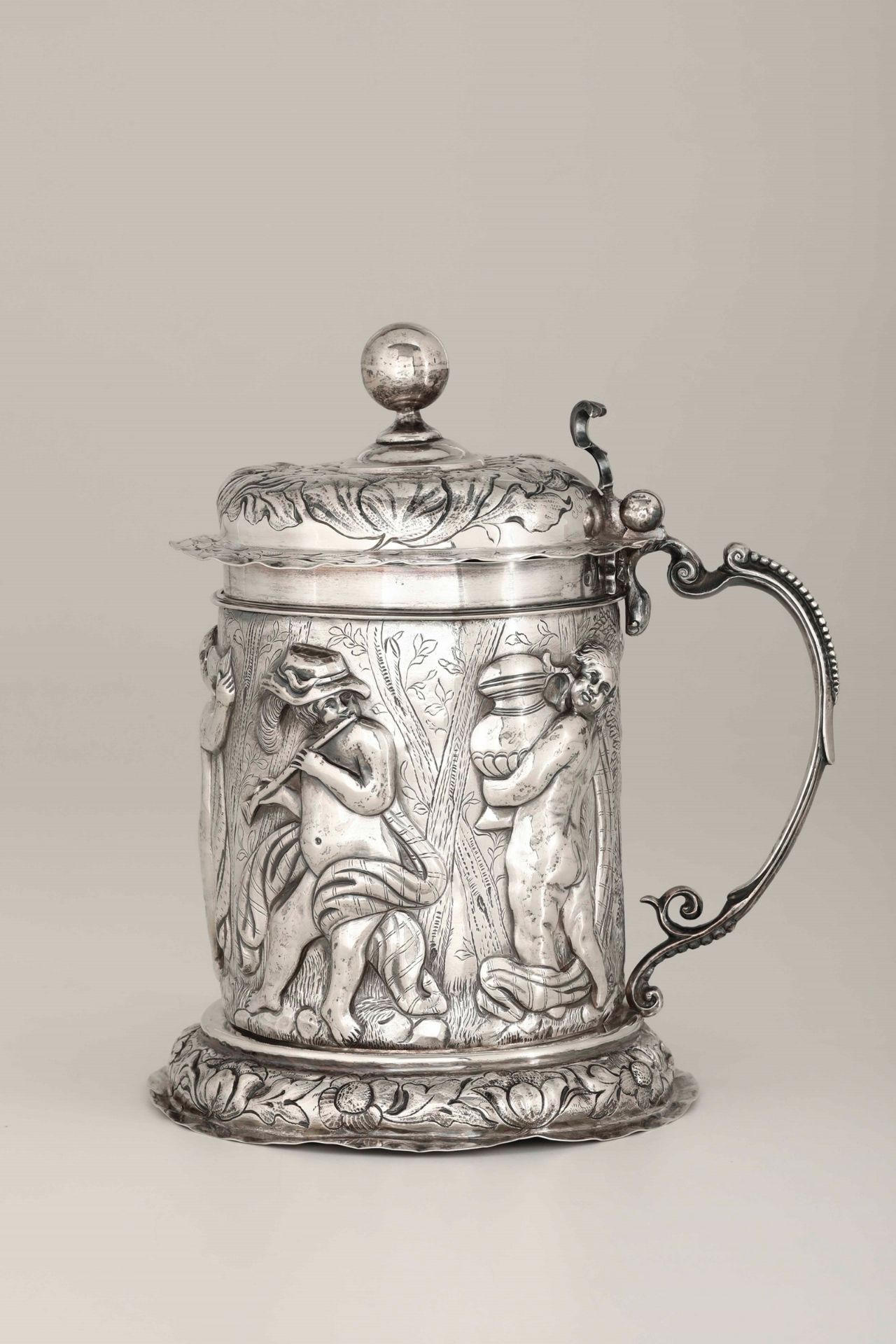 A silver tankard, Europe 18/1900s - Molten, embossed and chiselled silver. 1300gr, H [...] - Bild 2 aus 3