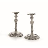 Two silver candlesticks, Augsburg 1700s - Molten and embossed silver. 750gr, H 18.5cm -