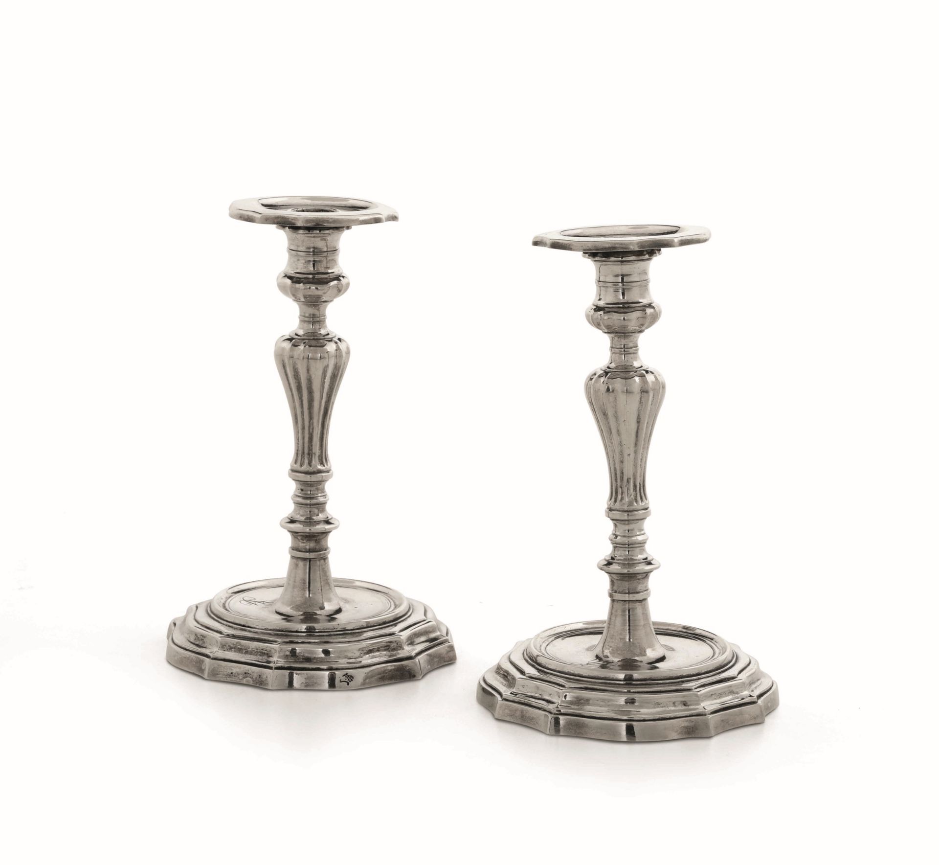 Two silver candlesticks, Augsburg 1700s - Molten and embossed silver. 750gr, H 18.5cm -