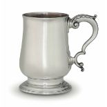 A silver tankard, S. Hougham, London 1796 - Molten, embossed and chiselled silver. [...]