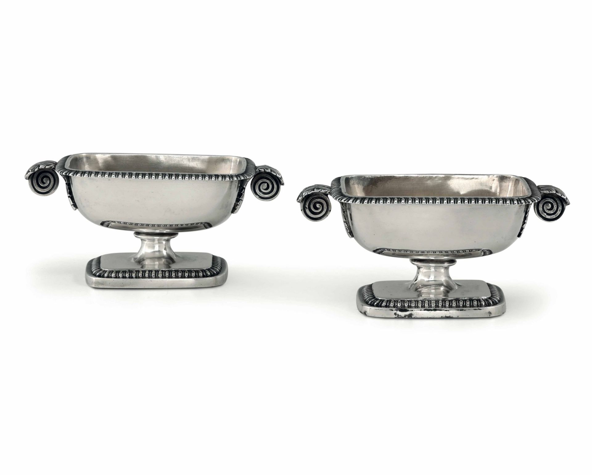 Two silver salt cellars, W. Eaton - London 1826. 390gr, 13x7x6cm -