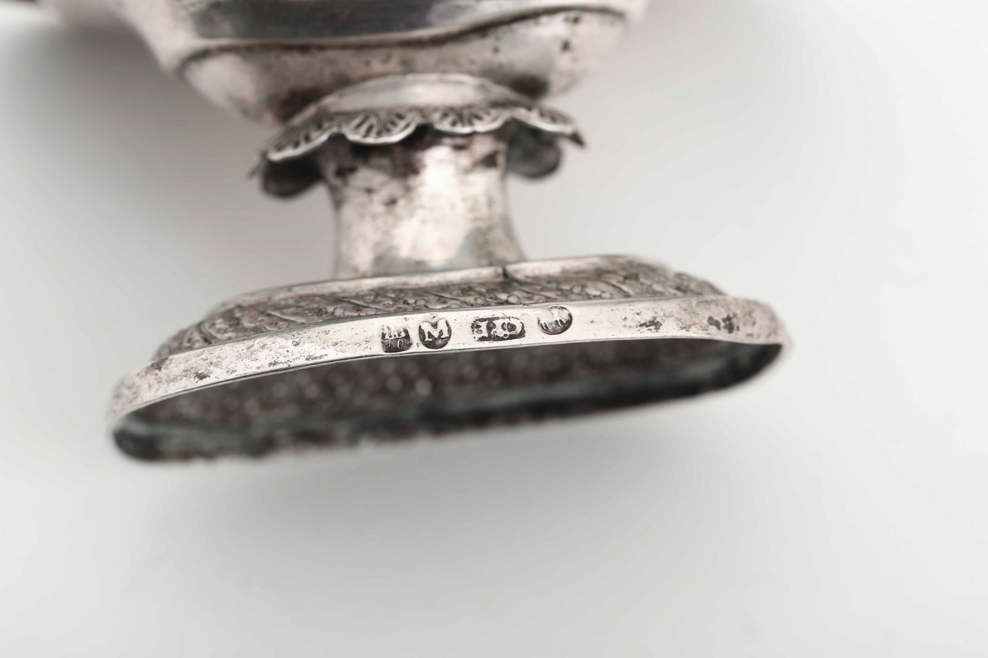 Five salt cellars, Denmark (?) 1800s - Embossed and chiselled silver. 219gr, 8x4.5cm - - Bild 2 aus 3