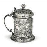 A silver tankard, Europe 18/1900s - Molten, embossed and chiselled silver. 1300gr, H [...]