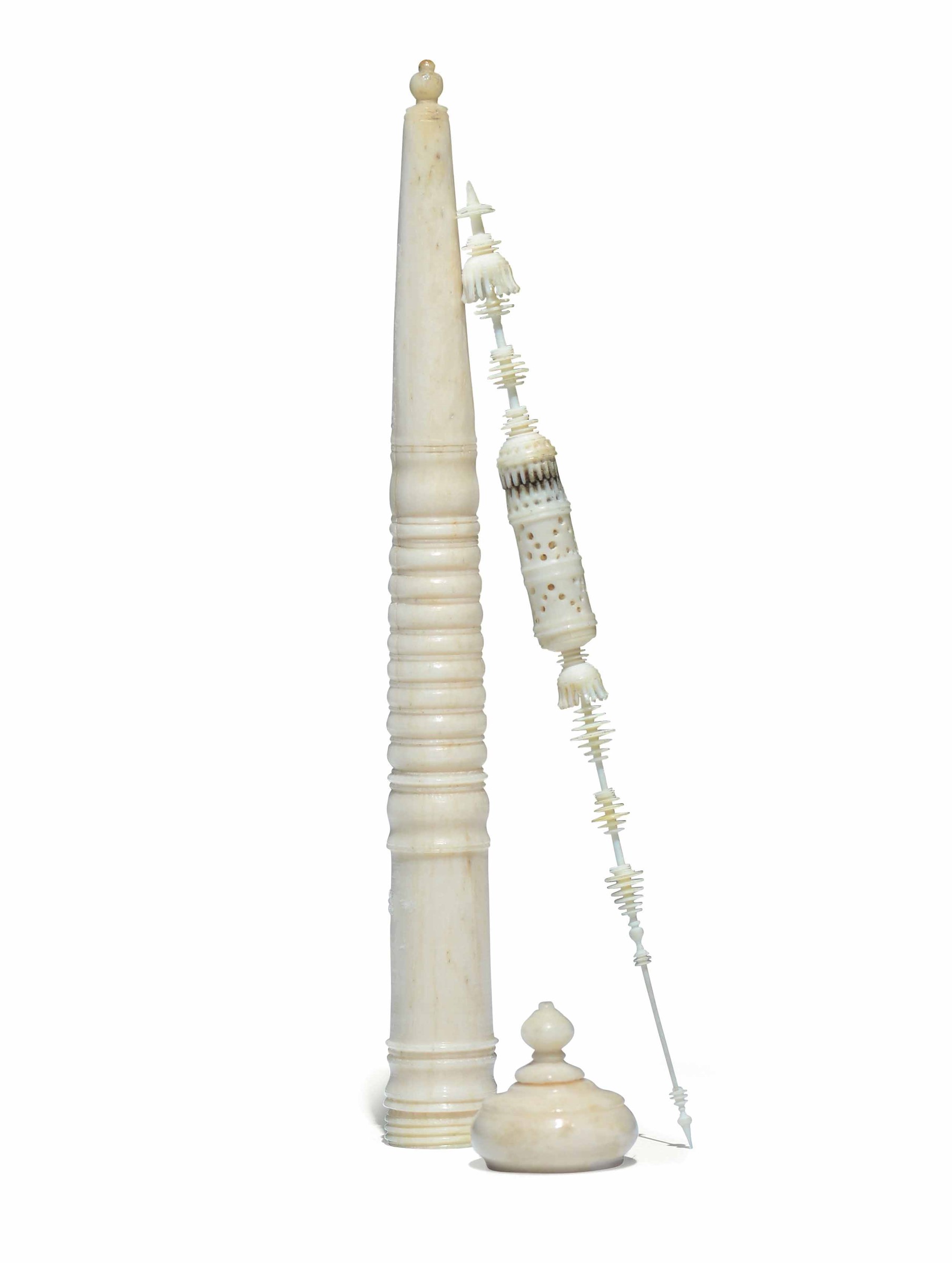 An ivory objet de vertu, Germany, 16/1700s - Length 13cm -