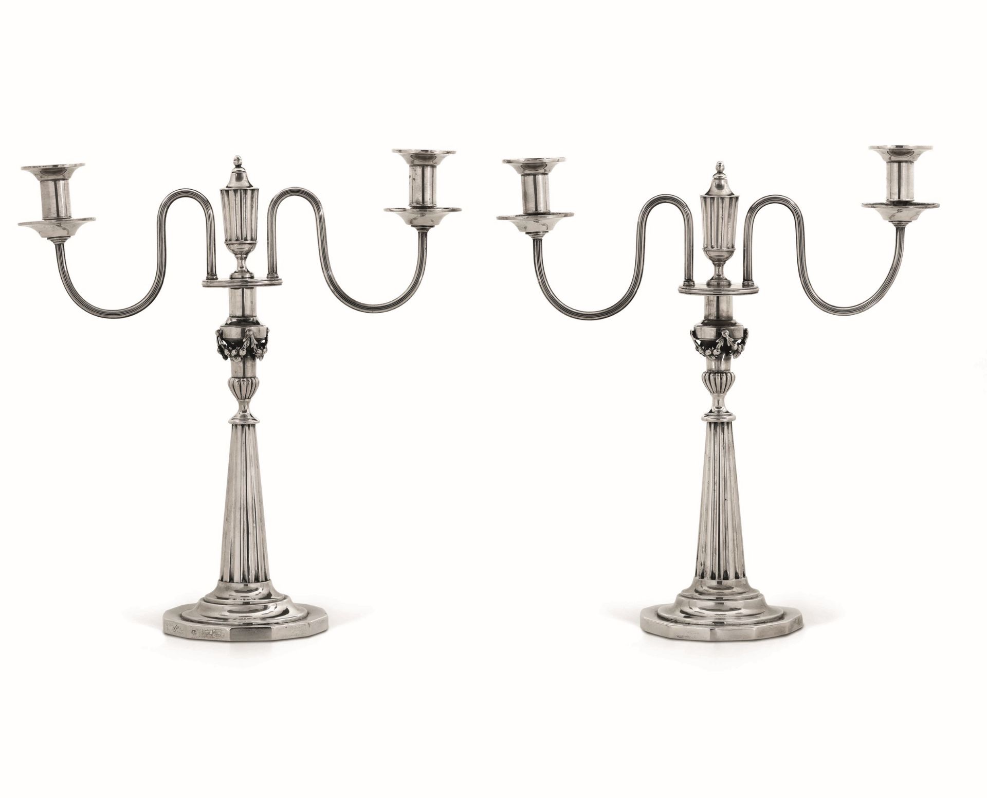 Two silver candlesticks, Germany early 1800s - Molten, embossed and chiselled silver. [...]