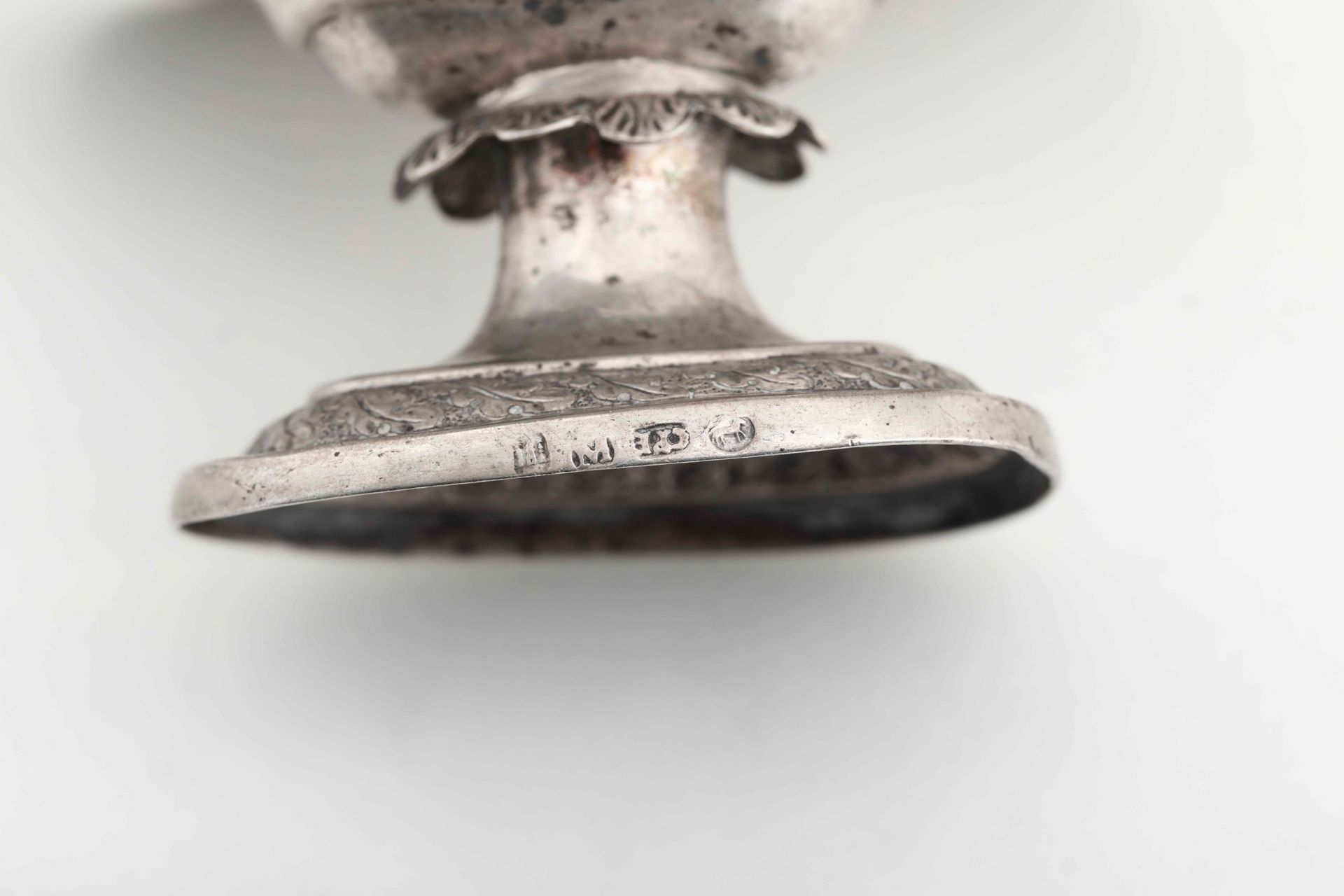 Five salt cellars, Denmark (?) 1800s - Embossed and chiselled silver. 219gr, 8x4.5cm - - Bild 3 aus 3