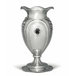 A silver vase, 1900s, Alessandria - Molten and chiselled silver. 673gr, 27cm. -