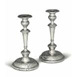 Two silver candlesticks, Portugal 1800s - Molten, embossed and chiselled silver. [...]