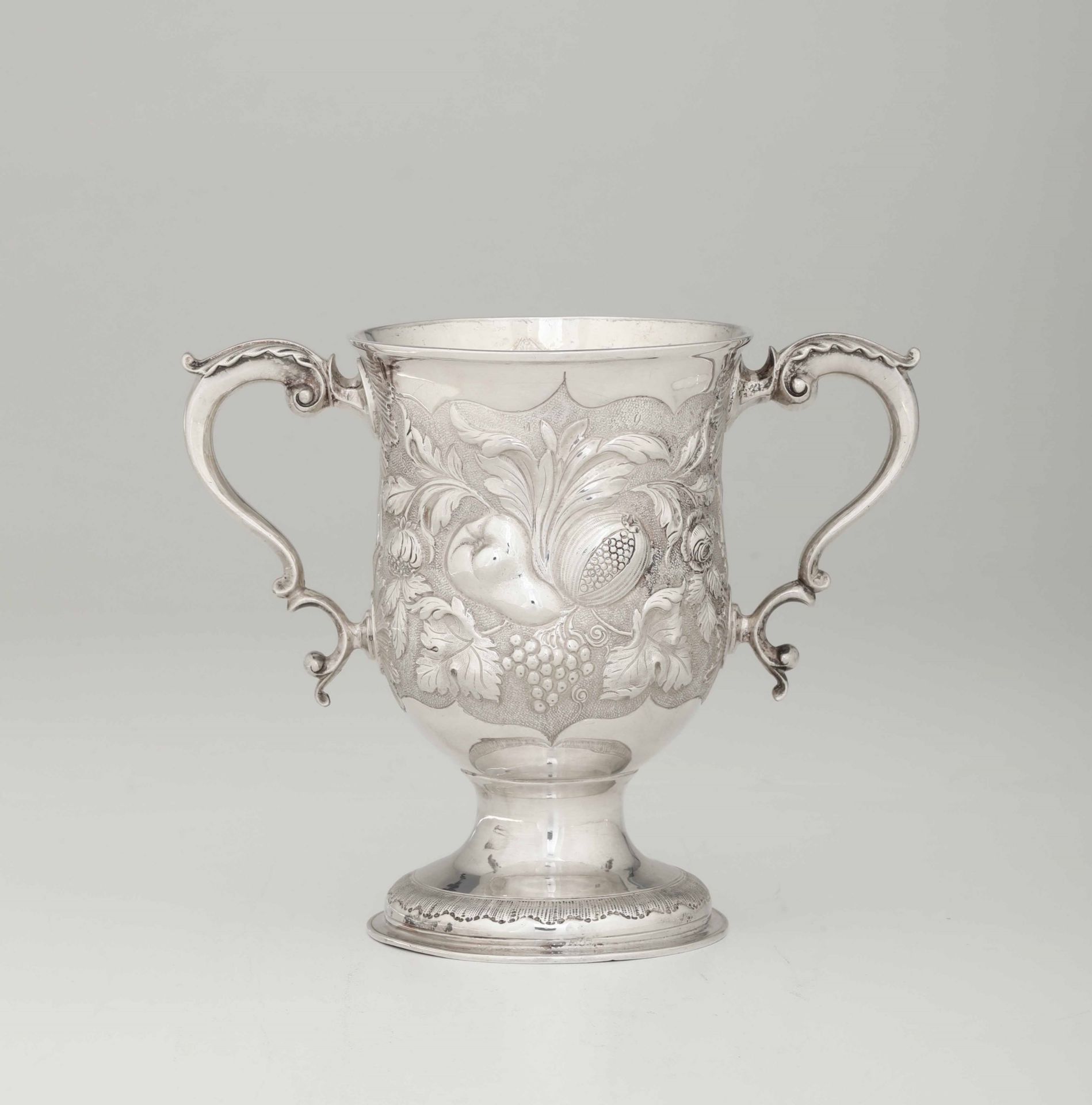 A silver goblet, T. Wallis, London 1776 - Molten, embossed and chiselled silver. [...] - Bild 2 aus 3