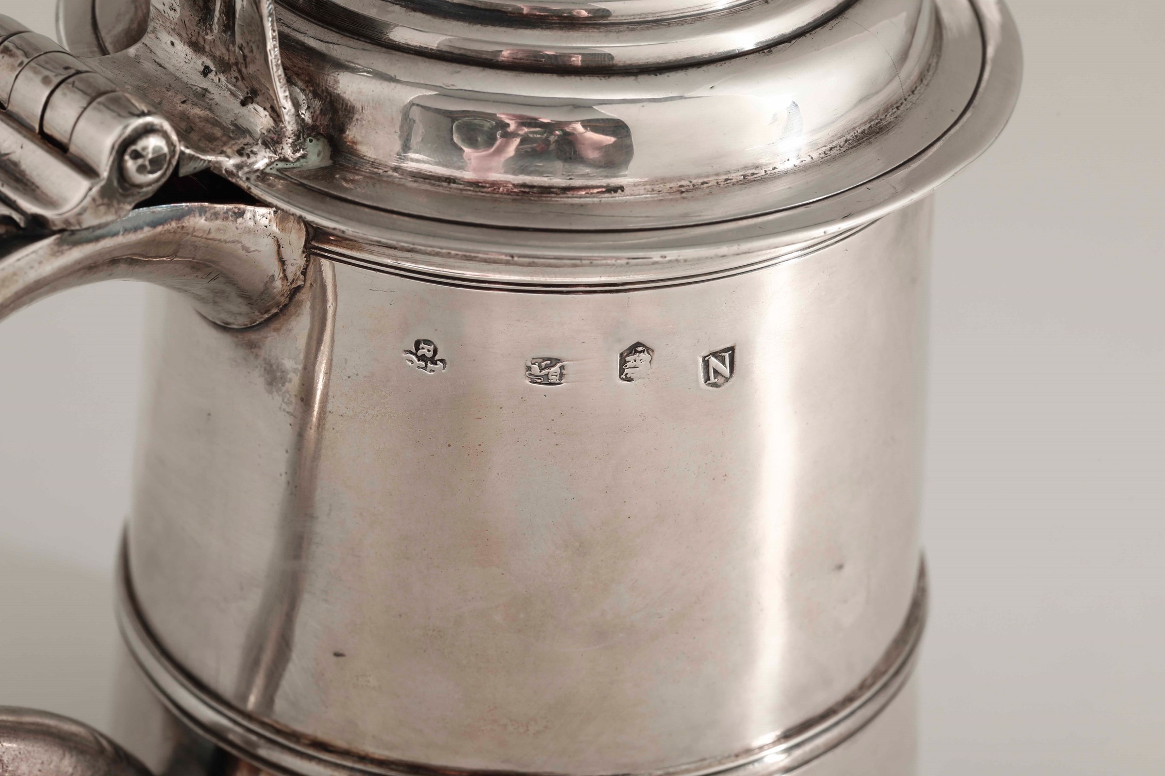 A silver tankard, T. Cooke II & R. Eurney - London, 1728/29. Molten, embossed and [...] - Image 2 of 2