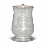 A silver tankard, J. Kink, London 1773 - Molten, embossed and chiselled silver. [...]