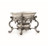 A silver dish warmer, Netherlands 1700s - Molten, embossed and chiselled silver. [...]