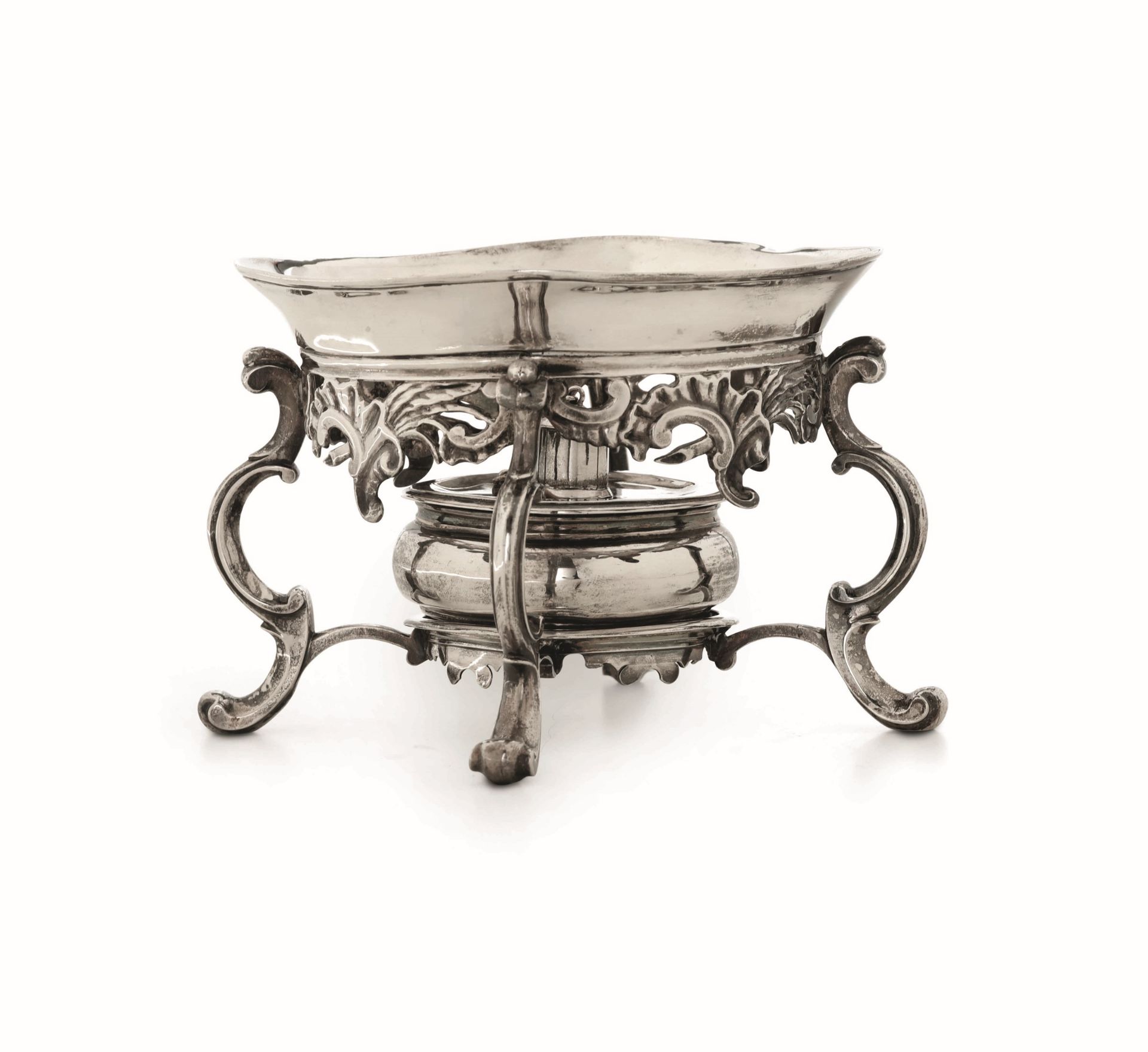 A silver dish warmer, Netherlands 1700s - Molten, embossed and chiselled silver. [...]