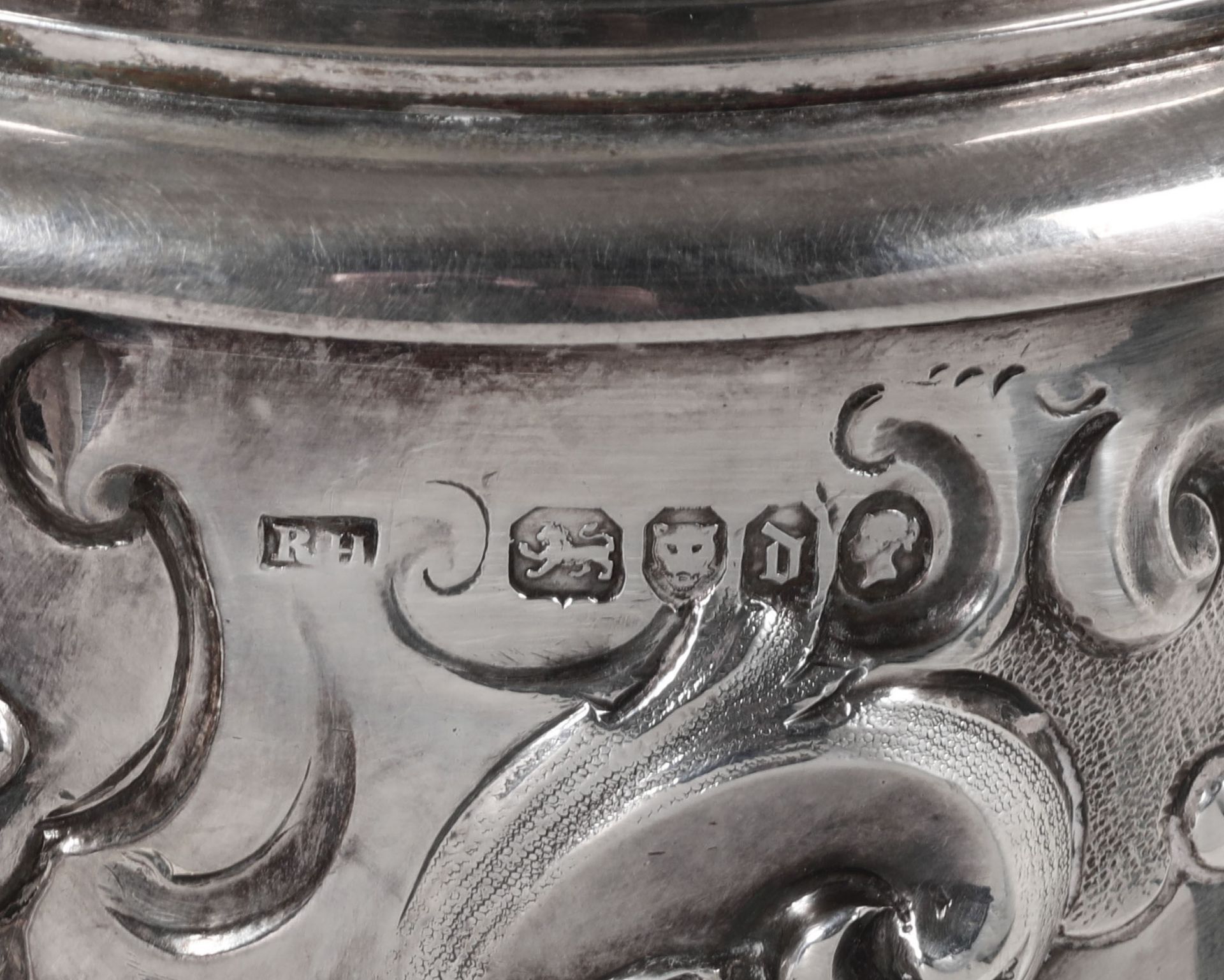 A silver tankard, R. Hennel, London 1859 - Molten, embossed and chiselled silver. [...] - Bild 3 aus 5