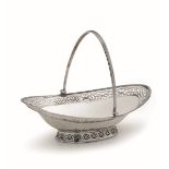 A silver basket, London 1828 - Silversmith I.D. (unidentified). Molten, embossed, [...]