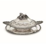 A silver tureen and tray, Moscow, XX century - Molten, embossed and chiselled silver. [...]