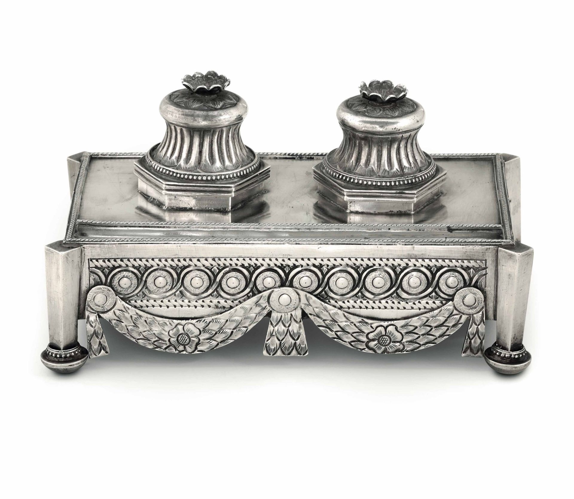 A silver inkwell, South America late 1800s - Molten, embossed and chiselled silver. [...]
