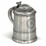 A silver tankard, London 1729/30 - Molten, embossed and chiselled silver. [...]