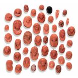 44 coral cameos, Southern Italy 18/1900s - Carved with female and male faces in a [...]