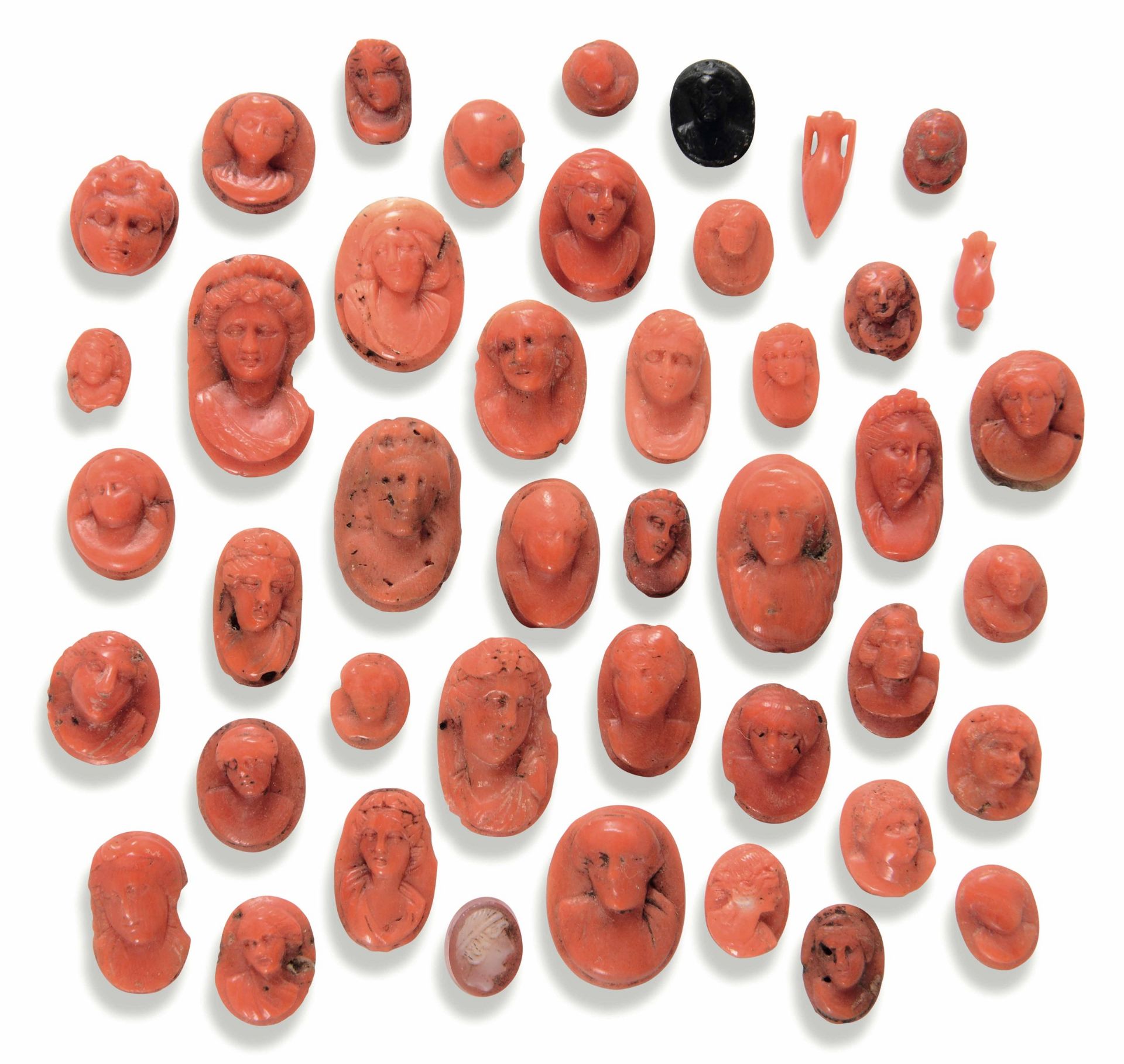 44 coral cameos, Southern Italy 18/1900s - Carved with female and male faces in a [...]
