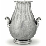 A large silver vase, 1930s, Milan, Genazzi - Molten, embossed and chiselled silver. [...]