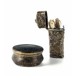 A snuffbox and etui, Europe, 1700s - Snuffbox: gilt and chiselled copper, diam 6.8cm [...]