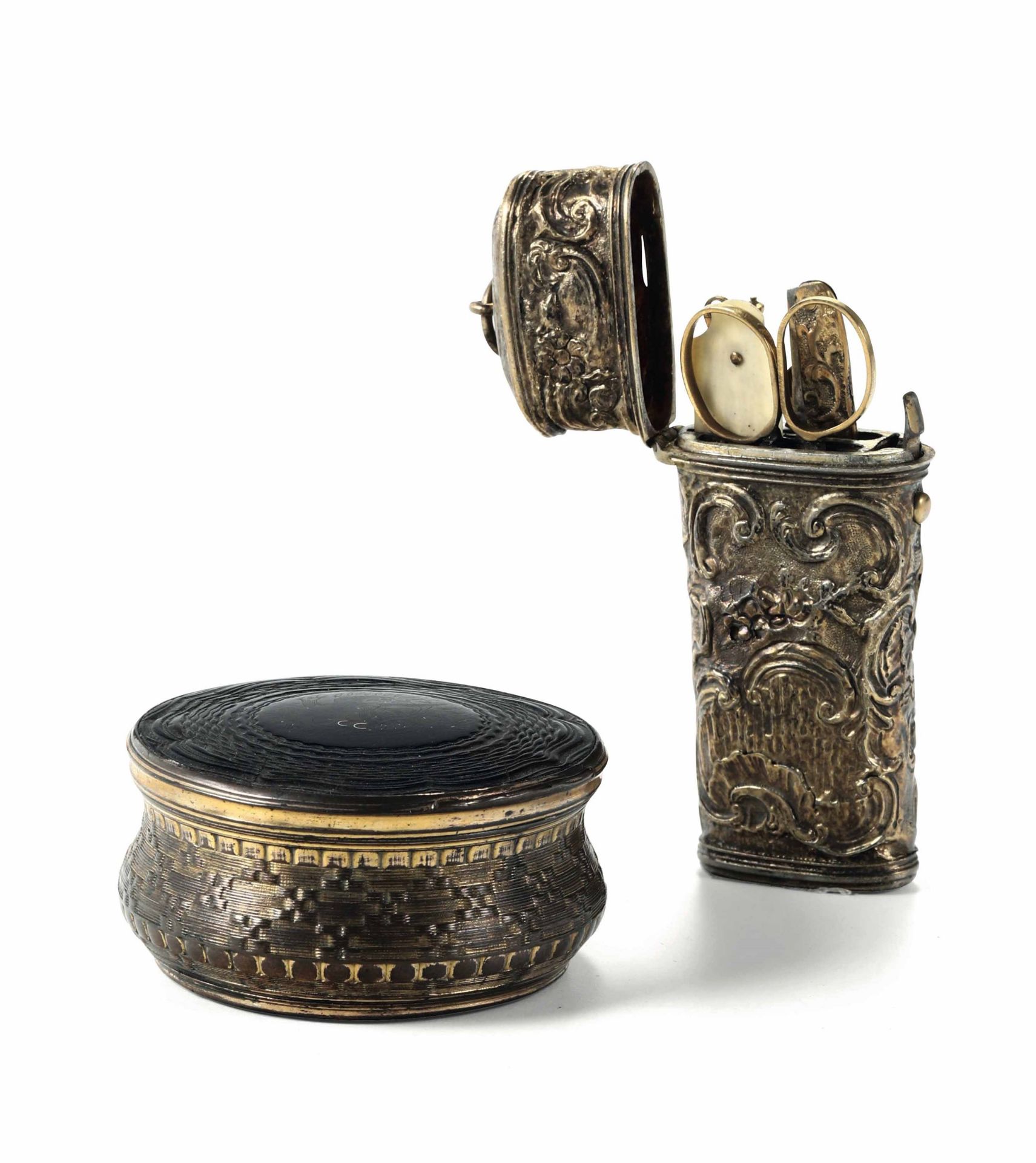 A snuffbox and etui, Europe, 1700s - Snuffbox: gilt and chiselled copper, diam 6.8cm [...]