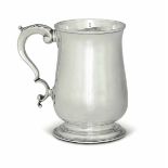 A silver tankard, T. Wallis, London 1779 - Molten, embossed and chiselled silver. [...]