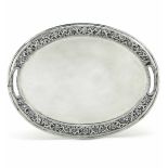 An oval silver tray, likely 1900s - Two-handle tray in embossed and chiselled silver. [...]