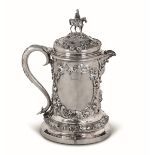 A silver tankard, R. Hennel, London 1859 - Molten, embossed and chiselled silver. [...]