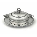 A silver legume dish, France, 18/1900s - A legume dish in molten, embossed and [...]
