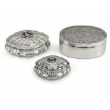 3 medium-size cases, Milan, 1900s - Three cases in molten and chiselled silver. [...]