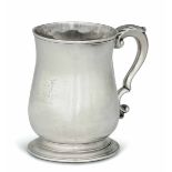 A silver tankard, F. White, London 1751 - Molten, embossed and chiselled silver. [...]