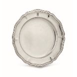 A silver dish, Milan, 1900s, E. Genazzi - Molten and chiselled silver. 503gr, diam. [...]