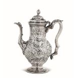 A silver coffee pot, T. Cooke II & R. Gurney - London 1758. Molten, embossed and [...]