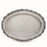 An oval serving dish, 1900s - Molten and chiselled silver. 1249gr, 50x33cm -