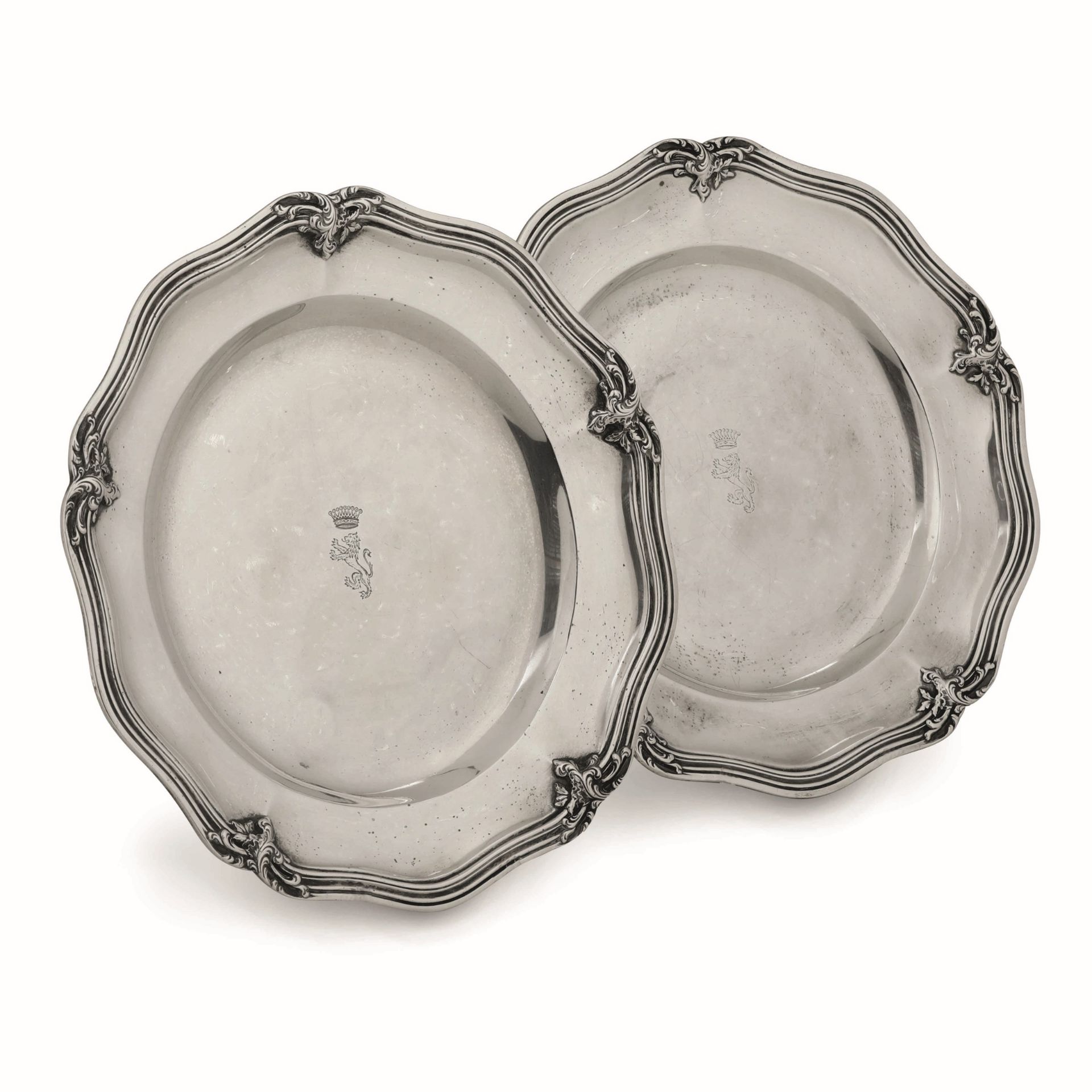 Two silver plates, 1900s - Molten and chiselled silver. 1541gr, 29cm. -