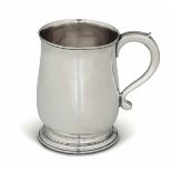 A silver tankard, London 1735 - Molten, embossed and chiselled silver. 300gr, H 12cm -