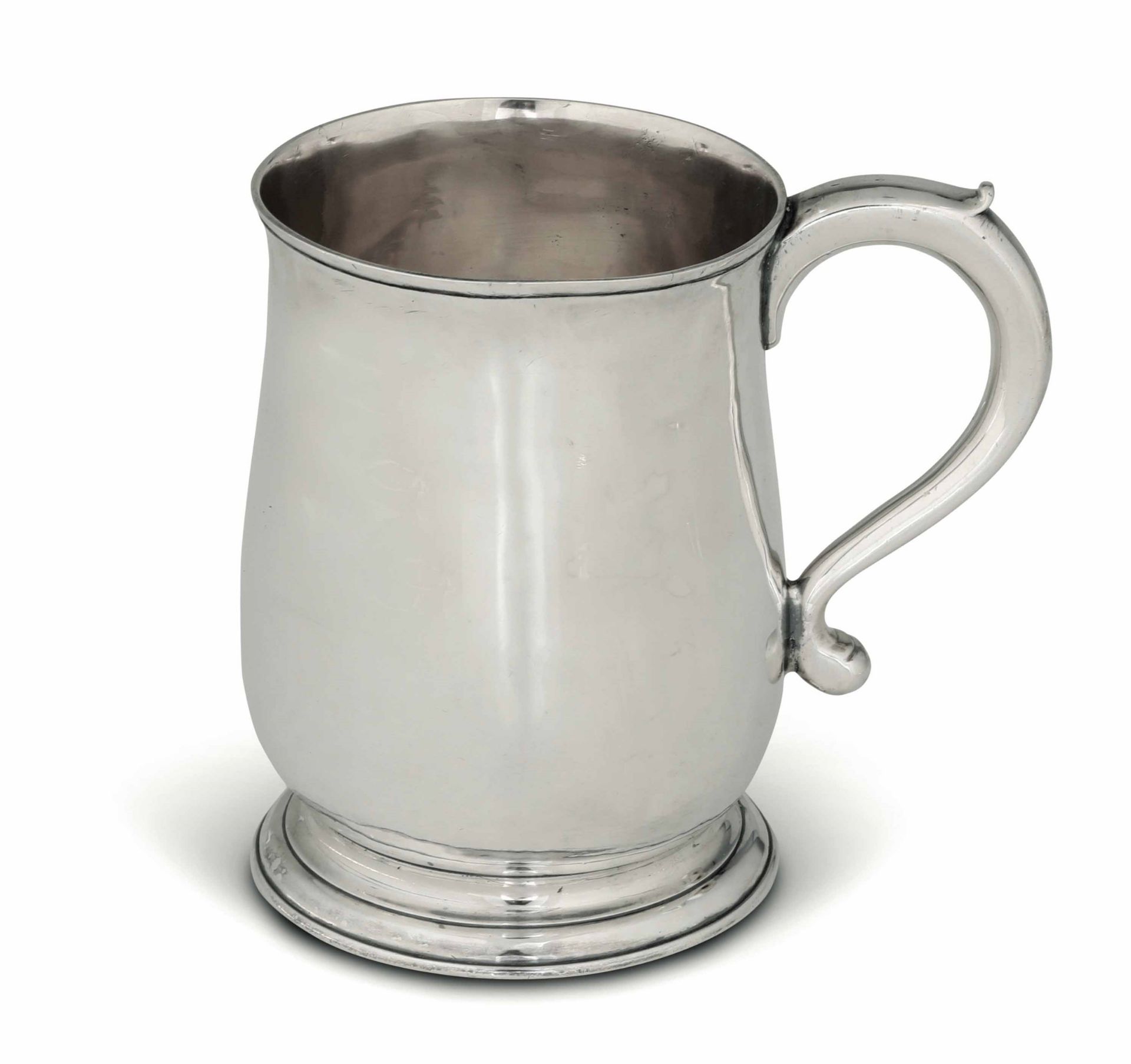 A silver tankard, London 1735 - Molten, embossed and chiselled silver. 300gr, H 12cm -