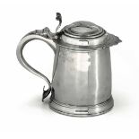 A silver tankard, A. Sheene, London 1709/09 - Molten, embossed and chiselled silver. [...]