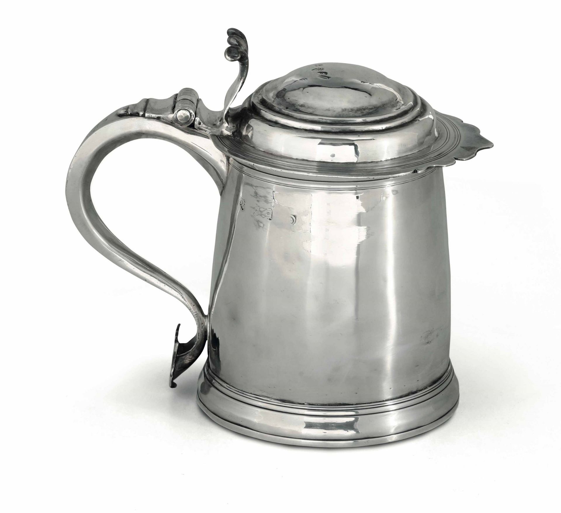 A silver tankard, A. Sheene, London 1709/09 - Molten, embossed and chiselled silver. [...]