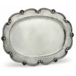 An oval tray, Milan, 1900s, E. Genazzi - A large oval tray in shaped silver. 1150gr, [...]