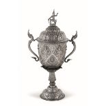 A silver Siamese vase, XIX-XX century - Molten, embossed and chiselled silver. [...]