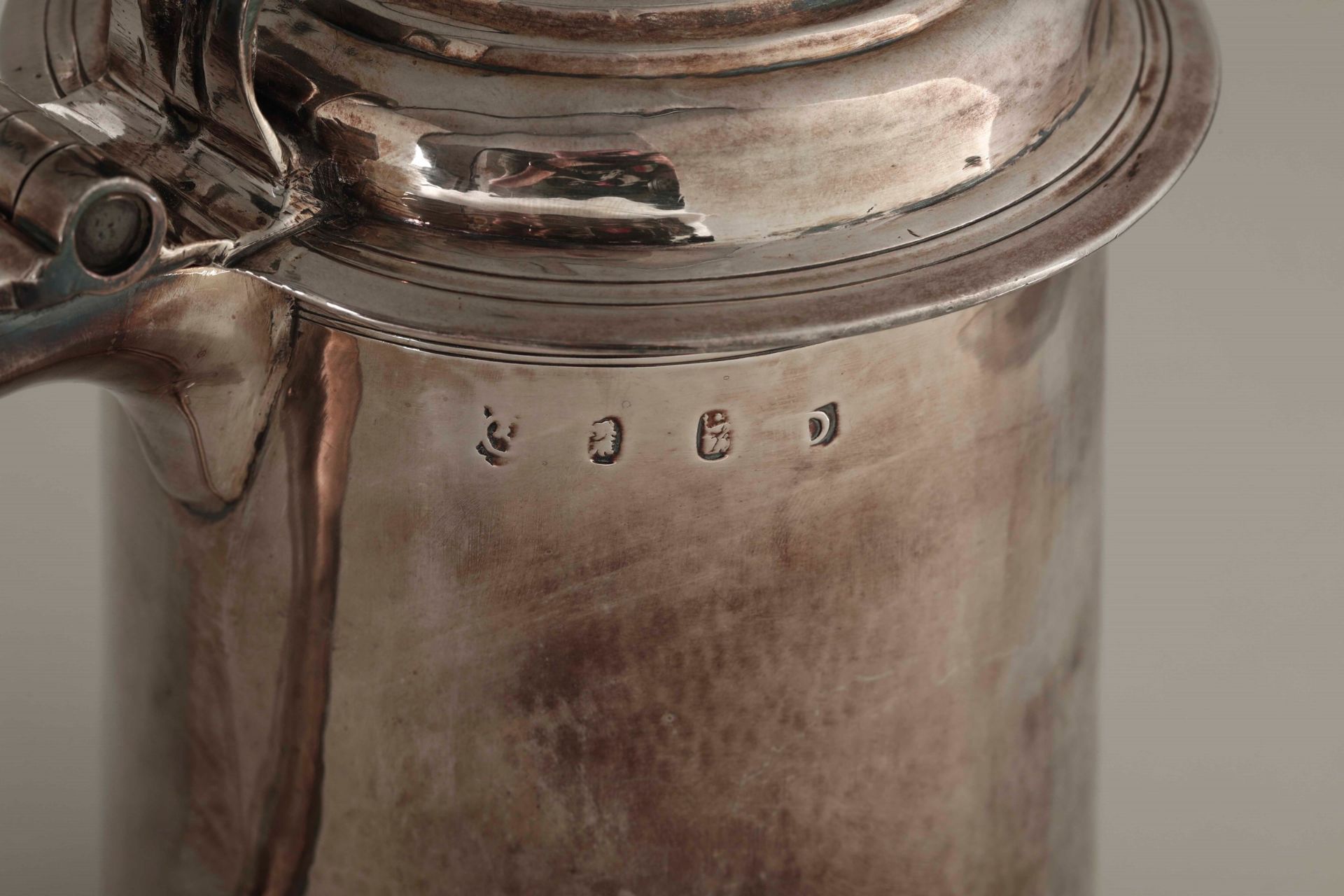 A silver tankard, R. Greene, London 1719/20 - Molten, embossed and chiselled silver. [...] - Bild 2 aus 2