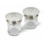 Pair of salt and pepper "Trilogy", Paris, 1900s - Made in silver. H 4.5cm -