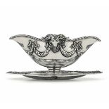 A silver gravy boat, Paris, 1700s - Molten and chiselled silver. [...]