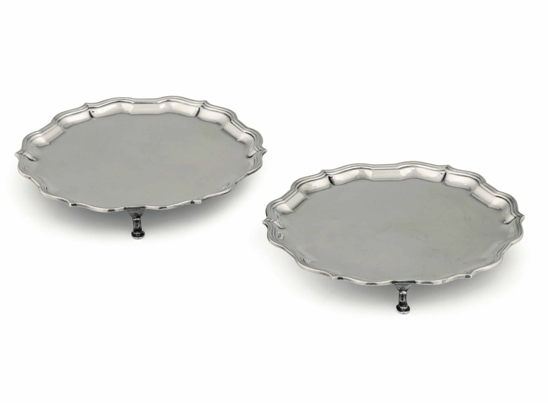 Two silver salvers, Sheffield, 1964 - Two round salvers in sterling silver made by J. [...]