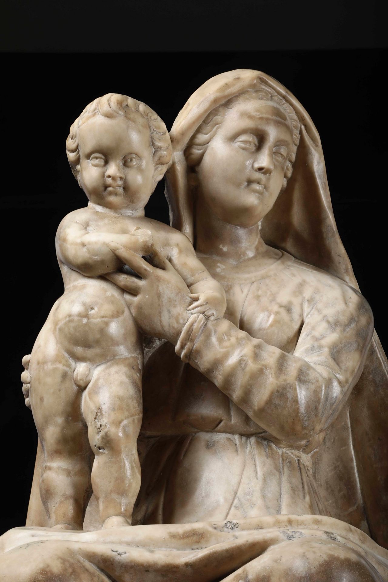 Madonna con Bambino in marmo bianco. Scultore tardo-manierista, Genova, ultimo quarto [...] - Bild 2 aus 4